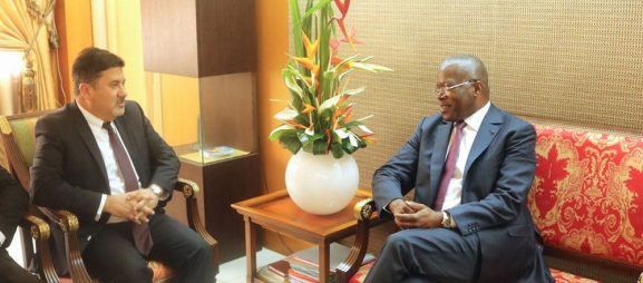 22 juin 2016. Le ministre reçoit le DG de d'Azur Gabon. Au menu la Campagne "Tu es au Gabon quand..."