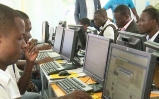 Selon The Software Alliance, le taux de piratage des logiciels au Cameroun serait de 82% Don d'ordinateurs à Monatélé
