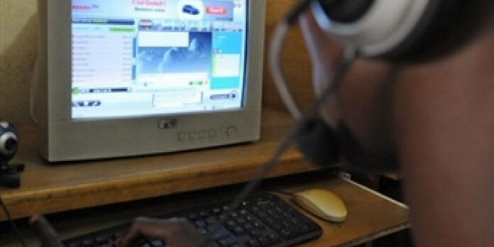 Cameroun : des arnaqueurs se font passer pour des ministres et DG sur Facebook afin de spoiler les citoyens Cameroun : des arnaqueurs se font passer pour des ministres et DG sur Facebook afin de spoiler les citoyens