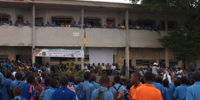 Une dizaine de lycéens camerounais exclus pour publication de photos compromettantes sur Facebook Une dizaine de lycéens camerounais exclus pour publication de photos compromettantes sur Facebook