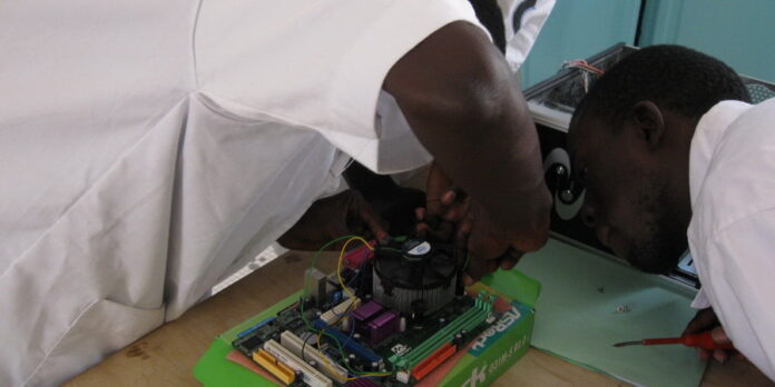 Une usine d’assemblage d’ordinateurs en vue au Cameroun Une usine d’assemblage d’ordinateurs en vue au Cameroun