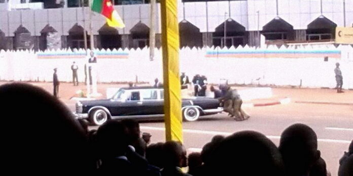 La vidéo du véhicule de Paul Biya en panne en pleine fête nationale fait le buzz sur la toile La vidéo du véhicule de Paul Biya en panne en pleine fête nationale fait le buzz sur la toile