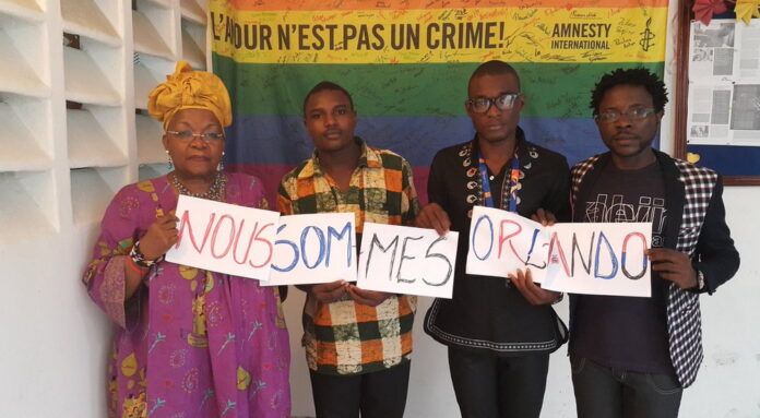 Une photo de Me Alice Nkom soutenant les homosexuels tués aux Etats-Unis enflamme les réseaux sociaux Une photo de Me Alice Nkom soutenant les homosexuels tués aux Etats-Unis enflamme les réseaux sociaux