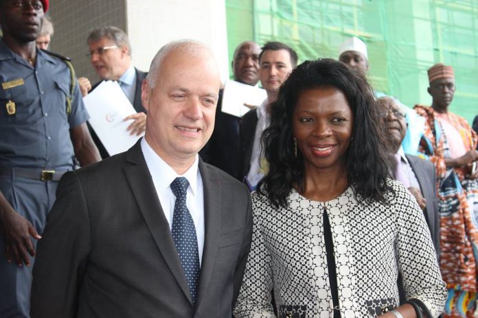 Elisabeth Medou Badang et Bruno Mettling OK Cameroun : Orange nie avoir des factures impayées chez Camtel qui menace à nouveau de tout couper