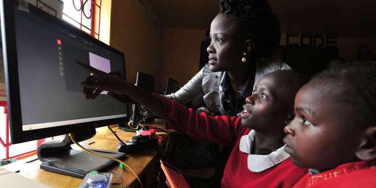 Cours d’informatique dans une école pour filles à Nairobi, au Kenya, en mai 2016. CRÉDITS : SIMON MAINA / AFP