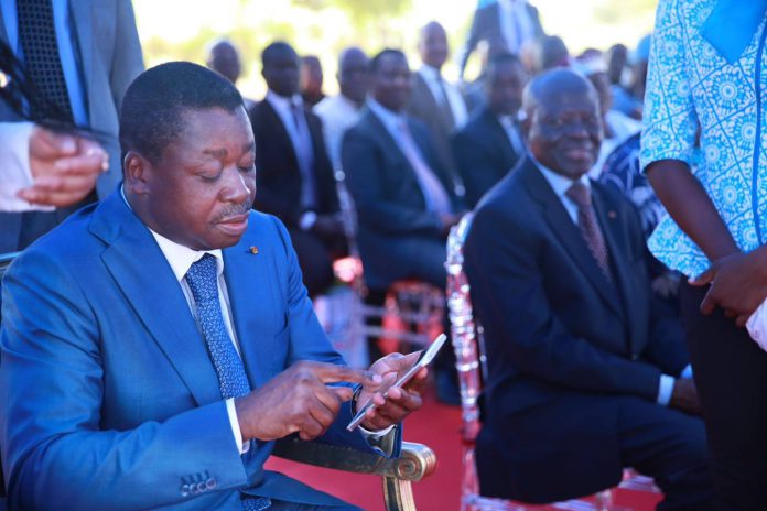 15 mai 2018. Canton d’Anfoin, à 62 kilomètres de Lomé. Le président togolais Faure Gnassimbé expérimente son compte d'épargne mobile Eco CCP Faure Gnassimbé expérimente son compte d'épargne mobile Eco CCP