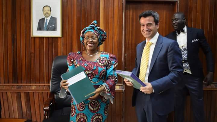 La ministre camerounaise des Postes et Télécommunications, Mme Minette Libom Li Likeng, et le CEO de MTN Cameroun, Saim Yaksan, lors de la signature de l’avenant à la Convention de Concession. | Photo : © MINPOSTEL