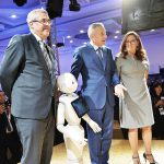 Rabat, Maroc. 04 octobre 2018. Le ministre en charge du numérique, Moulay Hafid Elalamy, engage une conversation avec le robot Pepper. Avec à ses côtés, Mme Saloua de l’APEBI. Photo LesEco.ma