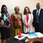 Mme Saloua et Minette Libom Li Likeng. Entourées de Pierre-François Kamanou du REPTIC et Pauline Tsafack, DR du Minpostel.