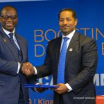 Lacina Koné, DG de Smart Africa, signant un MOU avec Omidyar Network