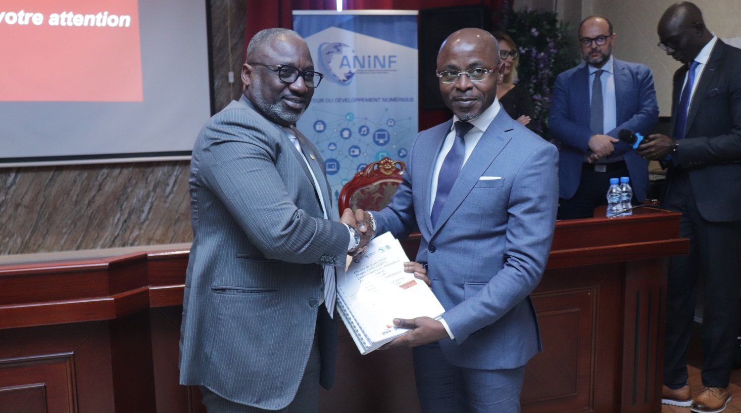 Alex Bernard Bongo Ondimba, le DG de l'ANINF, reçoit les études de PricewaterhouseCoopers.
