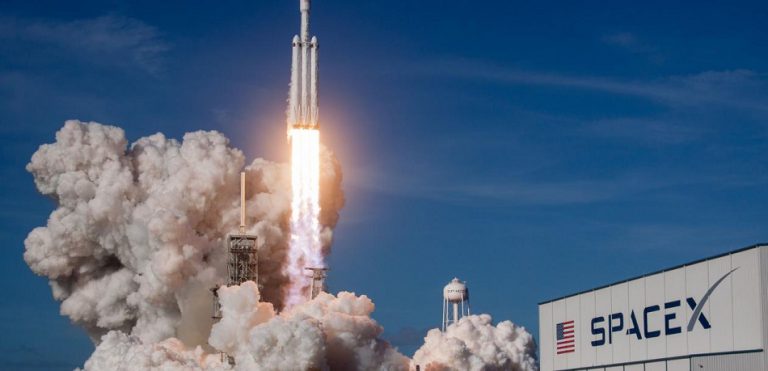 Télécommunications : L’américain SpaceX veut envoyer 42 000 satellites supplémentaires dans l’espace
