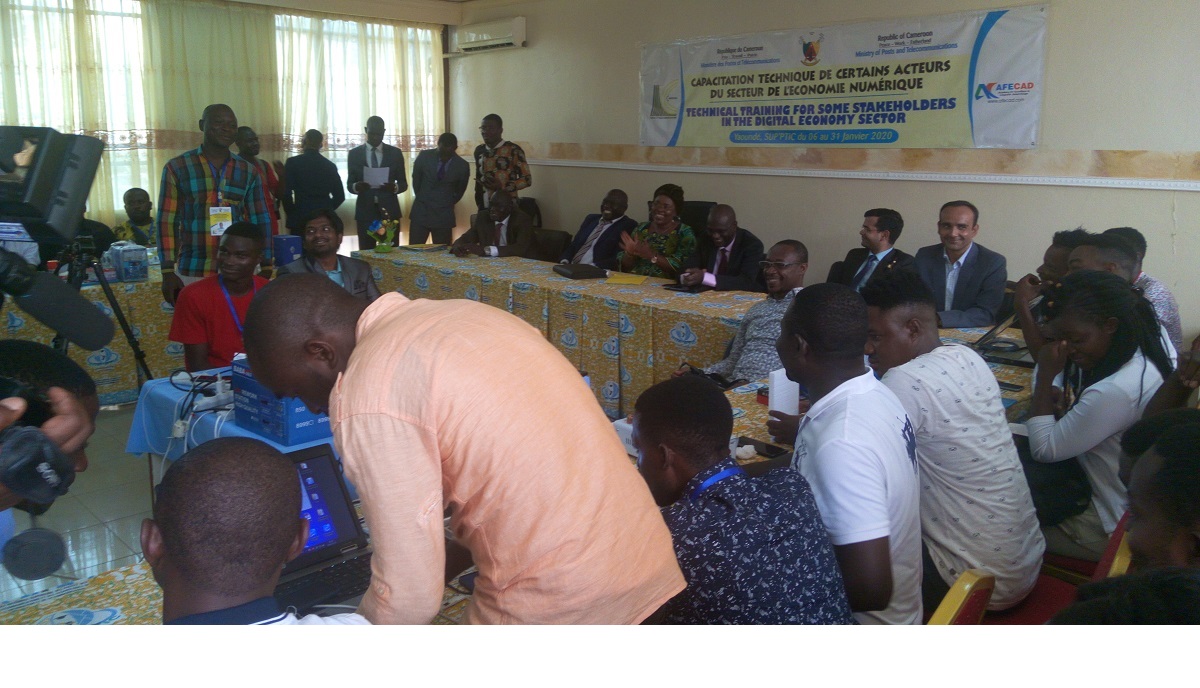 Cameroun : des jeunes formés à la réparation des téléphones présentent leurs premiers acquis