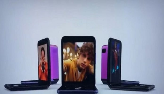 Samsung diffuse une publicité consacrée à son nouveau smartphone pliable, le Galaxy Z Flip, pendant la cérémonie des oscars