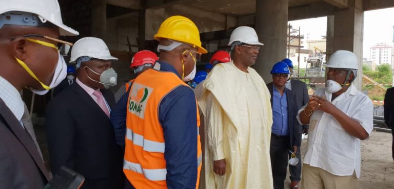 Cameroun : Hessana Mahamat et Philémon Zoo Zame évaluent sur l’évolution du chantier de l’immeuble siège de l’ART à Yaoundé