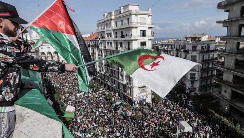 Algérie : Privé de manifestation dans la rue, le Hirak choisit Internet comme point de rassemblement anti-régime