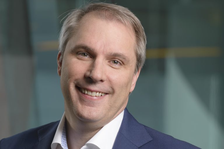 Colin E. Mukete entérine la désignation de Stephen Blewett au poste de DG de MTN Cameroon