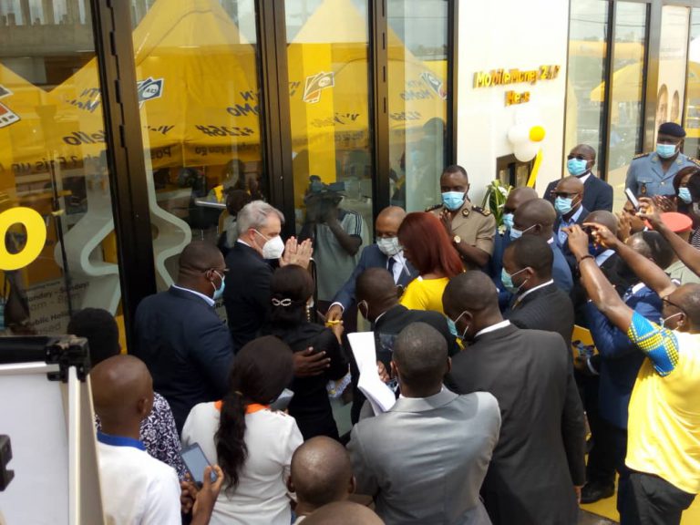 Cameroun : A Ekié [Yaoundé], Stephen Blewett de MTN Cameroon lance une agence offrant les services MTN Mobile Money 7j/7 et 24h/24