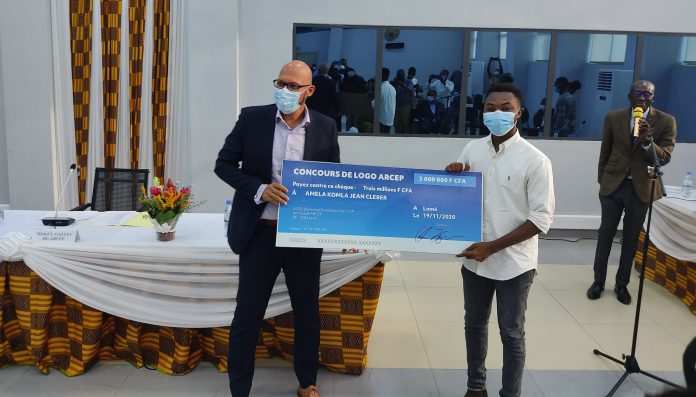 Togo : Jean Amela Komlan, 23 ans, remporte le concours de création du nouveau logo de l’ARCEP