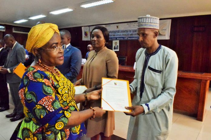 Cameroun : quatorze nouveaux opérateurs privés de messagerie postale reçoivent officiellement leur licence