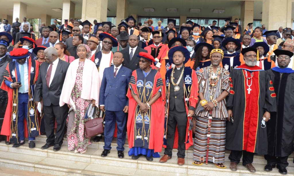 31 juillet 2021.Campus de l'ICT University de Yaoundé. Le président Olusegun Obasanjo et le Pr Jacques Fame Ndongo, ministre d'Etat, ministre des Enseignements secondaires, visitent les installations.