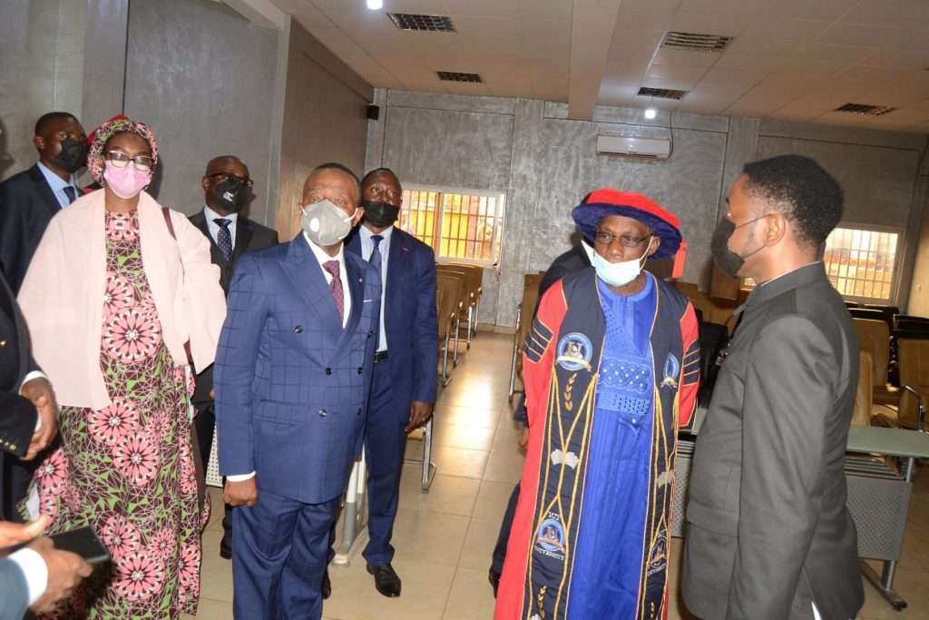 31 juillet 2021.Campus de l'ICT University de Yaoundé. Le président Olusegun Obasanjo et le Pr Jacques Fame Ndongo, ministre d'Etat, ministre des Enseignements secondaires, visitent les installations.