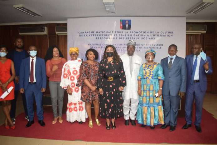 Ateh Bazor et Cie présentent au Minpostel la chanson “Stop Cyber Crime” composée dans le cadre de la campagne de lutte contre la Cybercriminalité