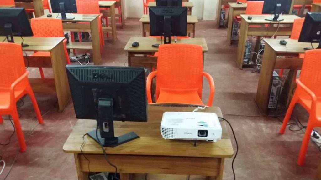 Cameroun : Le ministre Grégoire Owona a mis à la disposition de l’IAI un centre informatique dans ville de Ngomedzap