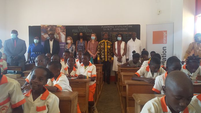 Fondation Orange Cameroun : Élizabeth Tchoungui visite l’école numérique de Nkolbewa, dans le cadre du programme Village Orange