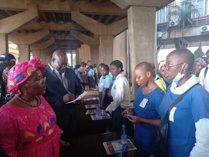 Cameroun : Minette Libom Li Likeng séduite par « Virac », l’application d’e-learning en gestation d’une élève de 17 ans (Vidéo)