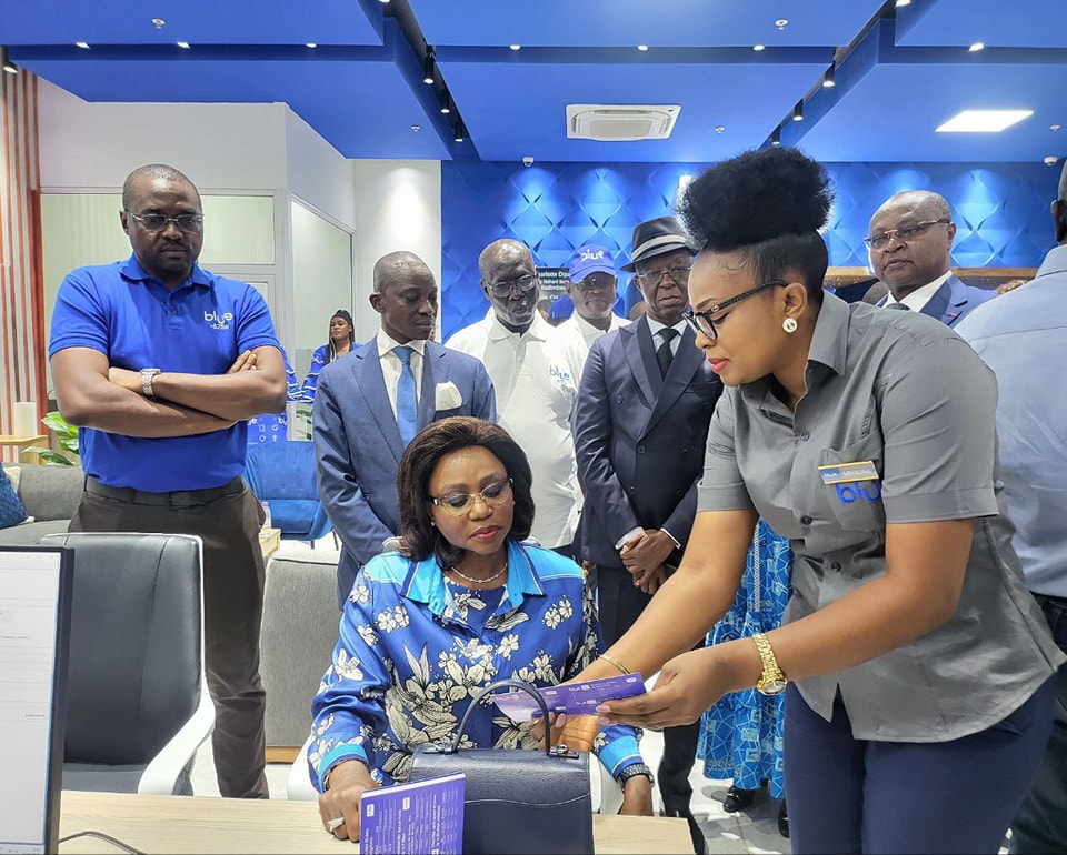 Cameroun : Judith Yah Sunday Epse Achidi, DG de CAMTEL, en visite à Blue Store Warda Yaoundé