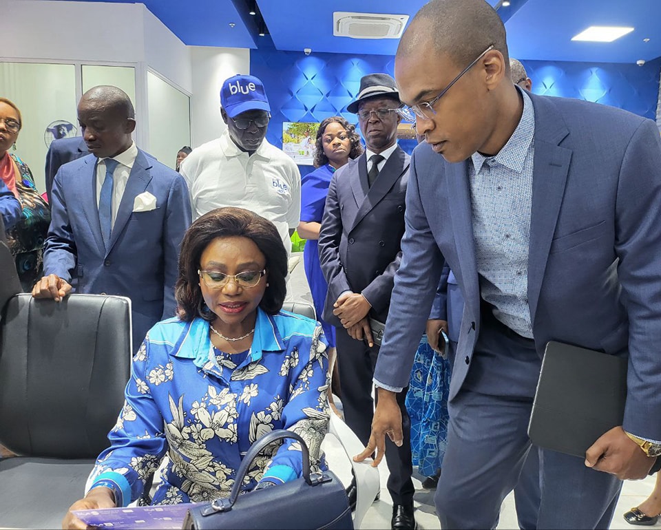 Cameroun : Judith Yah Sunday Epse Achidi, DG de CAMTEL, en visite à Blue Store Warda Yaoundé