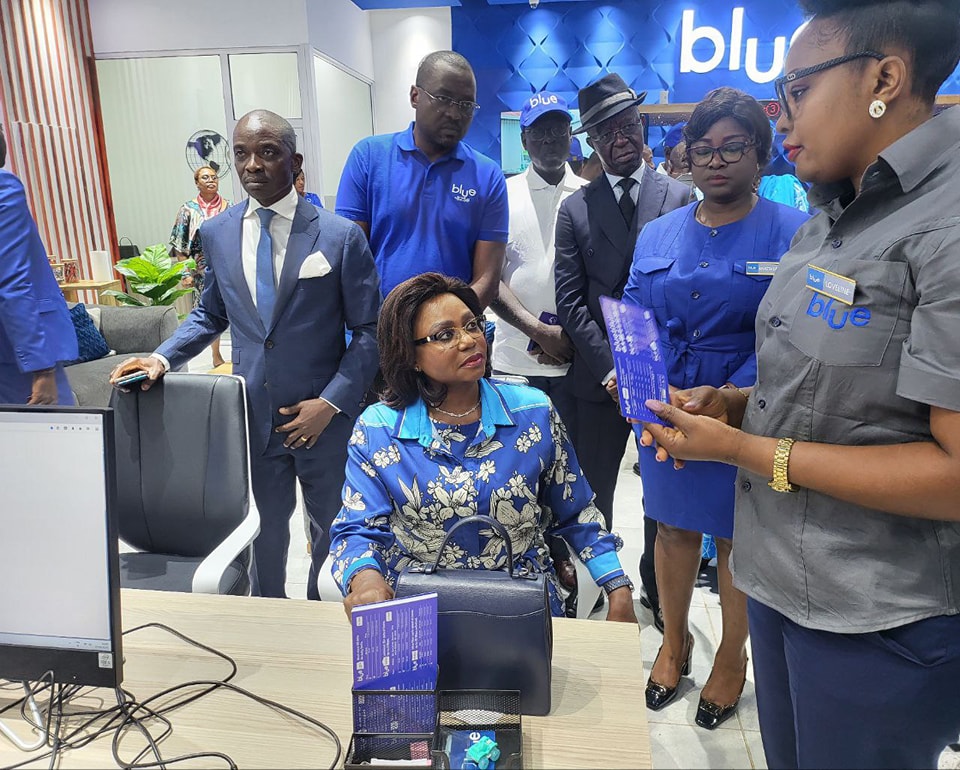 Cameroun : Judith Yah Sunday Epse Achidi, DG de CAMTEL, en visite à Blue Store Warda Yaoundé