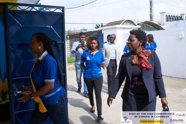 Cameroun : S.E Laurraine Anderson visite le Tech Hub Carav’Elles Digital Center de Douala