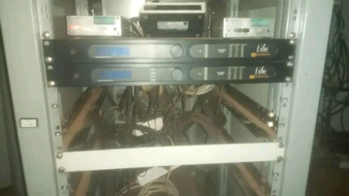 Guinée : L’ ARPT citée dans le « vol » d’émetteurs des radios Sabari et Love Fm, le gouvernement demande des preuves