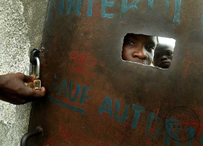 Bénin: Un réseau de cybercriminels dirigé depuis une prison démantelé, des gardiens gardés à vue
