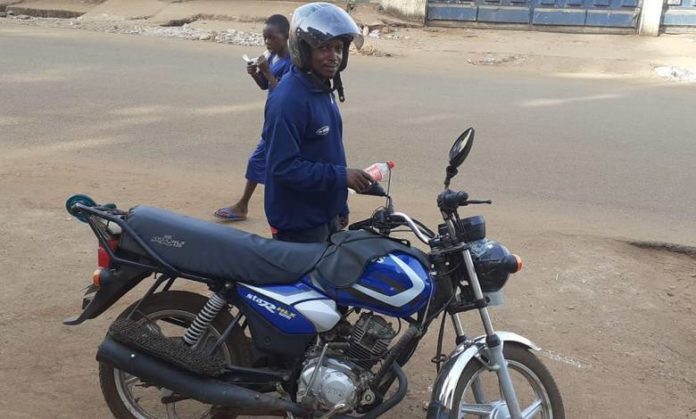 Guinée : Le ministre des Postes et Télécoms institué les QR codes pour les motos taxis afin d’éradiquer la criminalité