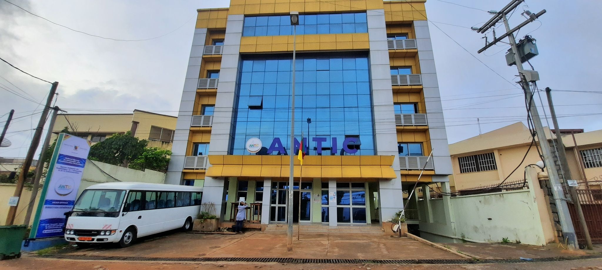 Cameroun : Grâce au partenariat avec META, l’ANTIC a fermé 496 faux comptes usurpant l’identité des hauts commis de l’État sur les réseaux sociaux