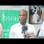 fulgence-menouho-de-cabalou-recoit-son-prix-et-remercie-osiane-[challenge-startup-bassin-du-congo]