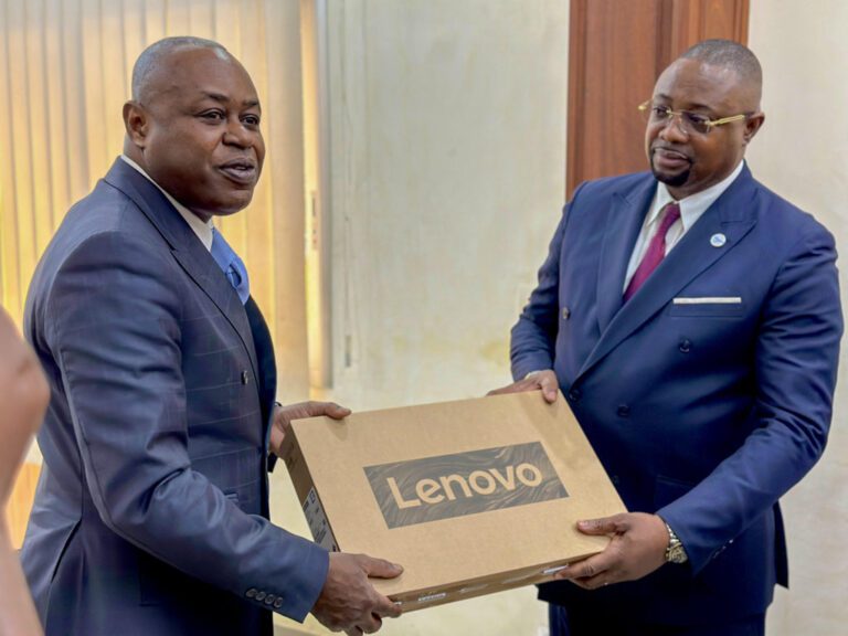 Congo : Léon Juste Ibombo, ministre chargé du Numérique, dote l’ ALC d’un matériel informatique