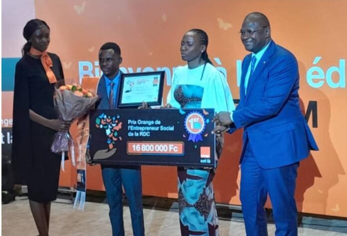 POESAM/RDC : Ngoy Bebeto 1er et reçoit 16 800 000 FC pour  son projet de « Logette informatisée et connectée »