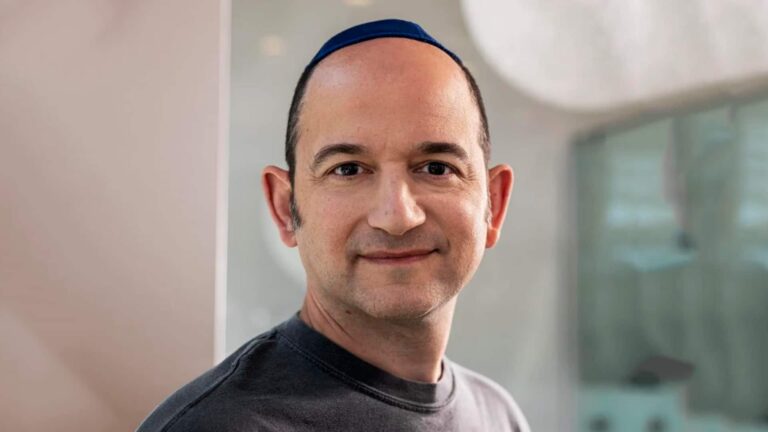 Google débourse 1 513 milliards de Francs CFA pour le retour de son ancien employé Noam Shazeer et son IA Character.AI  