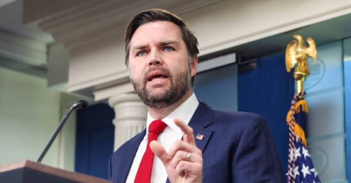 JD Vance cash au sommet pour l’action sur l’IA : “Les États-Unis ne peuvent plus accepter ces restrictions !”