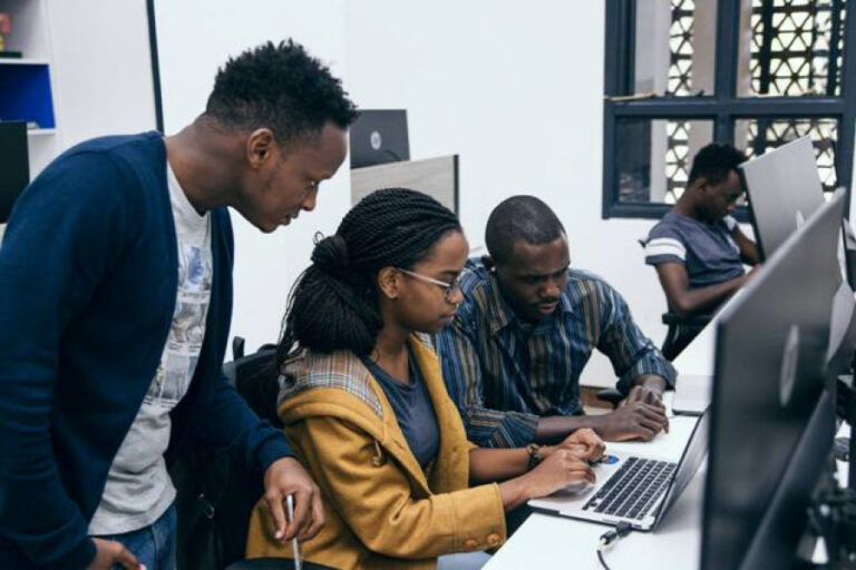 Girls In ICT Day 2025 : L’alerte sur le fossé numérique entre  genres en Afrique