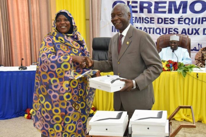 Tchad : Pour une dotation de 188 iPad Pro aux députés, le président de l’ A.N devient presque une divinité