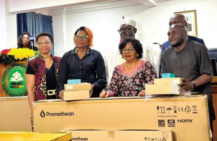 Cameroun : Nalova Lyonga consacre la digitalisation des enseignements avec la distribution de 250 « Magic Board »