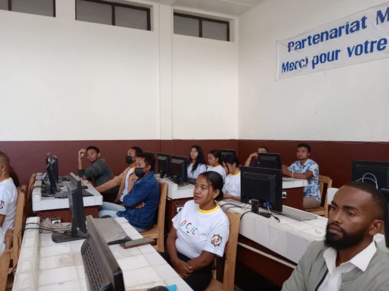 Madagascar : 1000 bénéficient d’une formation aux métiers du numérique à la faveur du programme « D-CLIC » de l’OIF