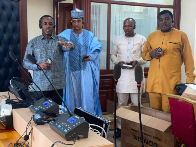 [Billet] Cameroun : Le MINAT lâche 50 millions de FCFA pour apprendre à dire « bonjour-Hello » malgré la technologie et la CNPBM