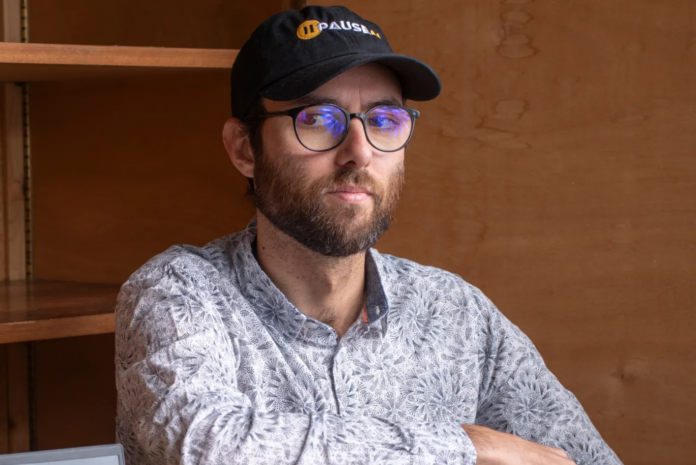 IA : « On a créé une arme de destruction massive dans le domaine virtuel », alerte Maxime Fournes RFI